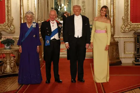 La reina Camilla, el rey Charles, el presidente de los Estados Unidos, el presidente de los Estados Unidos, Donald Trump y la primera dama, Melania Trump, posan para una foto de familia en el banquete estatal durante la visita del estado del presidente de los Estados Unidos, en Windsor Castle, en Windsor, Gran Bretaña, 17 de septiembre de 2025