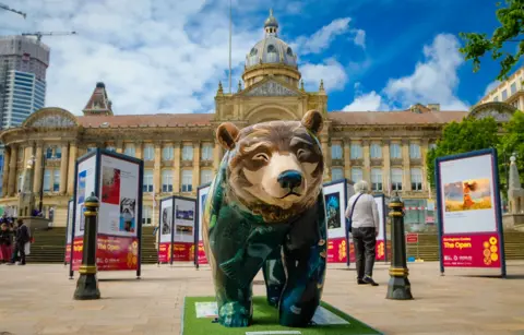 Stacey Barnfield/Central BID Bear statue in Victoria Square