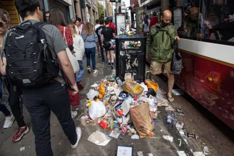 Getty Images Edinburgh: Overflowing bins