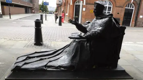 Adrian Cable/Geograph Statue of Cardinal Thomas Wolsey