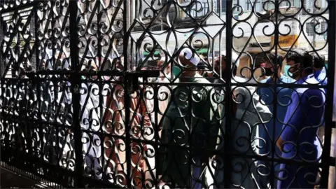 European Photopress Agency People wait outside a mosque to offer Friday congregational prayers despite a complete lockdown of the Sindh province in Karachi, Pakistan, 27 March 2020