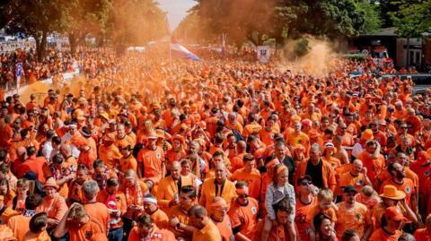 Thousands of Dutch fans on the parade through the streets of Hamburg