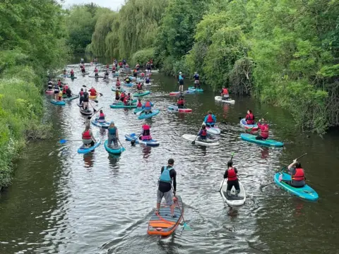 Ethan Kavanagh/Hiwa Sherzad Paddleboards on the Soar