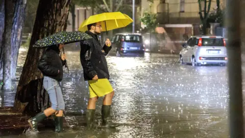 Italiani evacuati a causa delle alluvioni che hanno colpito l'Emilia-Romagna