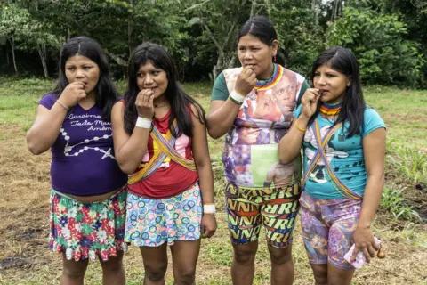 ROGÉRIO ASSIS Four women try the chocolate