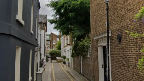 Google A picture of narrow street Justice Walk in daylight