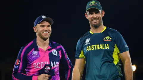 Scotland captain Richie Berrington and Australia skipper Mitchell Marsh