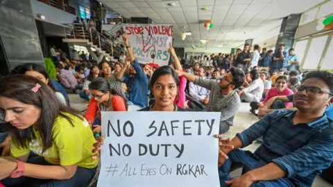 Getty Images Los médicos de AIIMS Delhi organizan una protesta contra el presunto caso de violación de un médico de Calcuta el 12 de agosto de 2024 en Nueva Delhi, India.