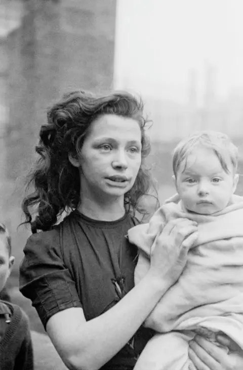 Hulton Archive/ Getty Images Girl with child