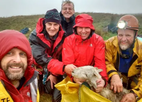 SMWCRT/Hook News Rescuers with the stricken sheep