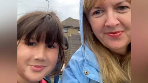 Family photo Sara-Manon and Rhian