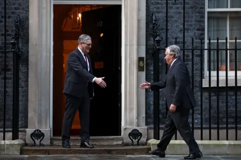 Reuters Antonio Guterres chega para apertar a mão de Sir Keir Starmer em Downing Street em uma foto tirada em 16 de janeiro.