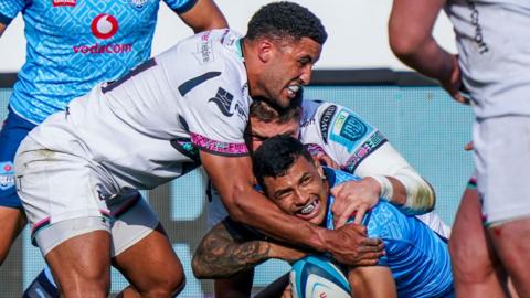 Embrose Papier of Bulls is tackled by Keelan Giles