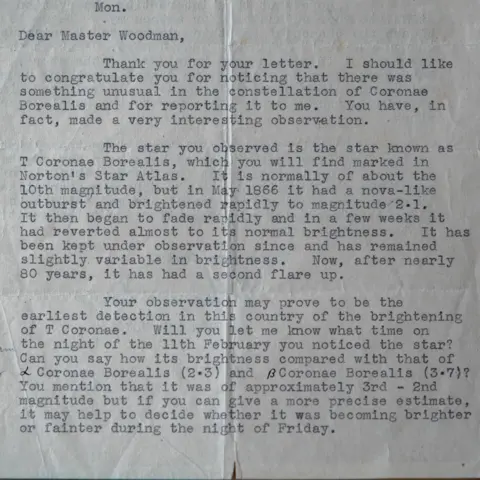 BBC/Tony Jolliffe Surat dari Astronomer Royal kepada Michael Woodman yang ditulis pada tahun 1946 membenarkan bahwa Mr Woodman adalah orang pertama di Inggris yang melihat T Cor Bor 