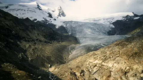 ÖAV Gletschermessdienst/R Luzian Schlatenkees glacier in 2001