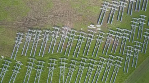 SSE/BALFOUR BEATTY Helicopter and electricity towers