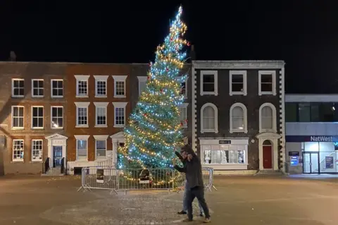 Lizzie Elshaw Neil Elshaw (front) and Brian Parsons with wonky Christmas tree