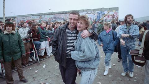 Fall Of Berlin Wall: How 1989 Reshaped The Modern World - BBC News