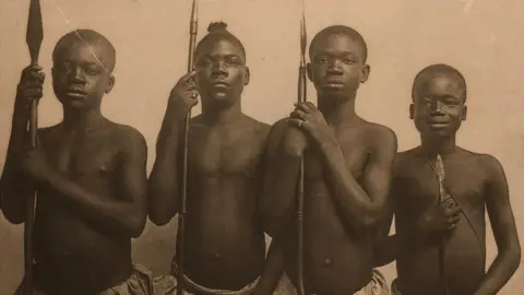 Missouri Historical Society Foto van vier Afrikanen, waaronder Ota Benga aan de rechterkant, genomen in 1904 op de Wereldtentoonstelling in St. Louis
