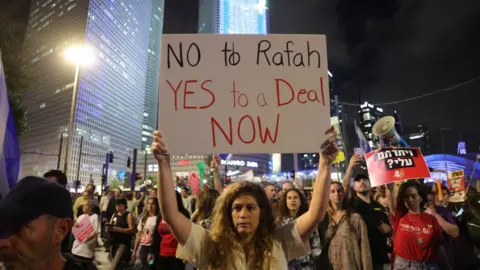 protester on Tel Aviv 06 May