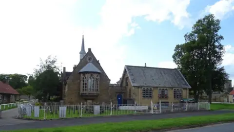 JThomas/Geograph Hovingham Primary School