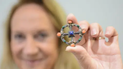 Rare brooch featured on Antiques Roadshow sells for £9,500