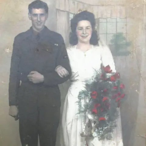 Family photos Kathleen and Cliff Ball on their wedding day