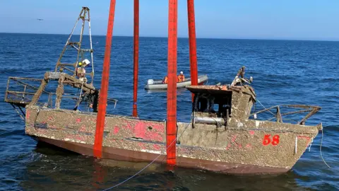 MAIB The Nicola Faith being recovered