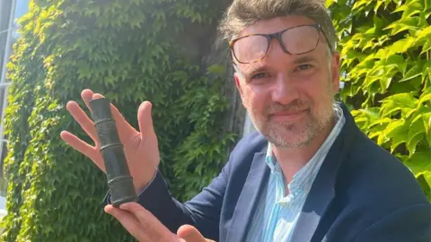 Hansons Charles Hanson holding the hand cannon