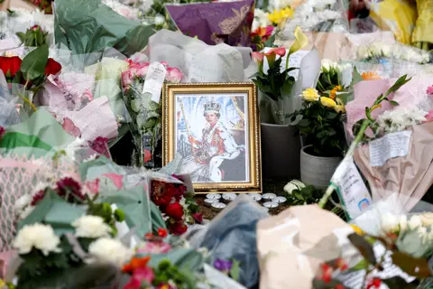 PA Media Flowers and tributes to Queen Elizabeth II are pictured outside of Windsor Castle on 9 September 2022