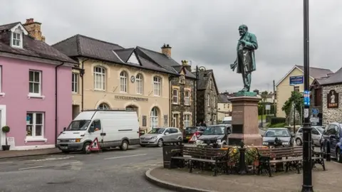 Ian Capper / Geograph   The Square, Tregaron, dominated by the statue to Henry Richard