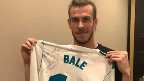 Family photo Gareth Bale with his signed shirt