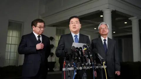 Getty Images South Korean National Security Advisor Chung Eui-yong (C), flanked by South Korea National Intelligence Service chief Suh Hoon (L) and South Korea's ambassador to the United States Cho Yoon-je (2nd-R), announcing North Korean leader Kim Jong Un has offered to meet US President Donald Trump.