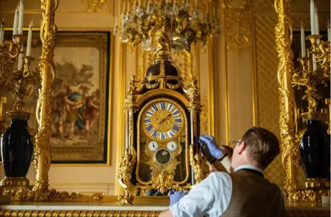 Antonio Olmos Fjodor adjusts a clock