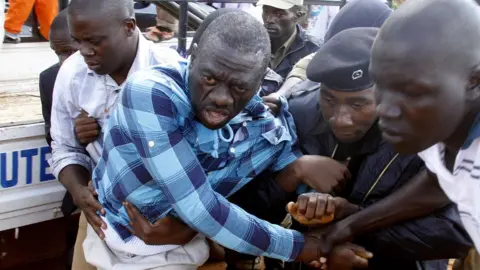 Getty Images Kizza Besigye being arrested in October 2016 in Uganda