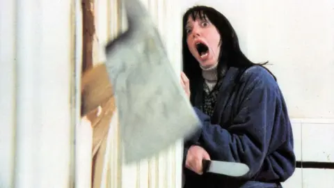 Getty Images Shelley Duvall schreeuwt als er een bijl door een deur komt in een fragment uit The Shining