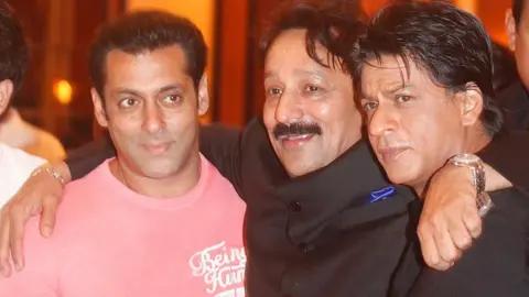 Getty Images Kongres MLA Baba Siddique dengan aktor Bollywood Salman Khan dan Shah Rukh Khan di pesta buka puasanya di ujung Taj Lands, Bandra pada 21 Juli 2013 di Mumbai, India.