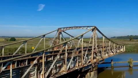 Somerleyton swing-bridge
