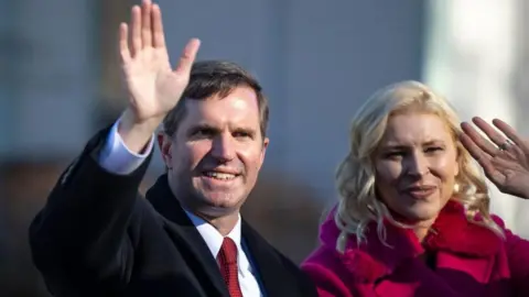 Getty Images Andy Beshear en zijn vrouw Britainy