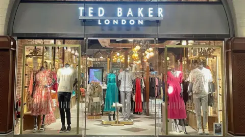 ویترین فروشگاه PA Ted Baker در لندن