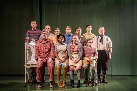 Johann Persson  Dr Oting (next to Sheen ) and the cast of Nye