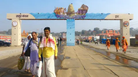 Ankit Srinivas Dua peziarah berjalan menuju festival