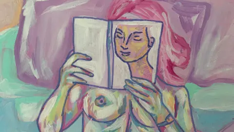 Laura - une peinture d'art figuratif abstrait montrant une femme nue lisant un livre au lit.