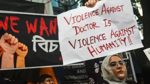 Getty Images Een arts in opleiding die in een overheidsziekenhuis protesteert tegen de vermeende aanranding en moord op een arts in opleiding aan het RG Kar Medical College in Calcutta