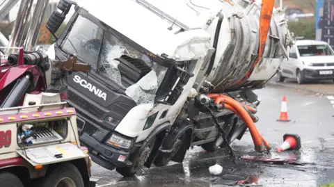Eddie Mitchell Un camión queda destrozado tras un accidente.