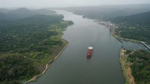 Reuters Sebuah pemandangan udara menunjukkan kapal kargo yang transit melalui Kanal Panama ketika Presiden AS Donald Trump berencana untuk mendapatkan kembali kendali atas kanal, di Gamboa, Panama, 1 Februari 2025.