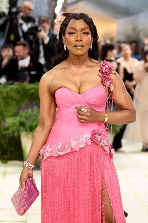 Getty Images para el Museo Metropolitano de Arte/Vogue. Angela Bassett asiste a la Gala del Met de 2026 luciendo un vestido rosa con un solo tirante.