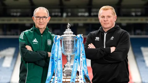 Martin O'Neill and Neil Lennon pose with the Scottish Cup