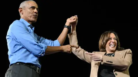 Getty Images Barack Obama en Kamala Harris omarmen elkaar voor haar keynote speech in Georgië op donderdagavond