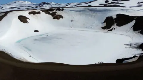 Neve e gelo cobrem o lago da cratera do vulcão Krafla